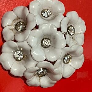 Elegant White Floral brooch pin costume jewelry